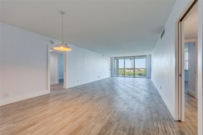 Building Photo - 625 Oaks Dr