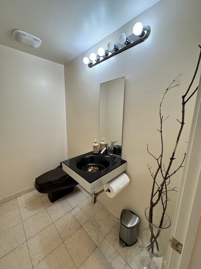 Building Photo - 3848 McDivitt Dr