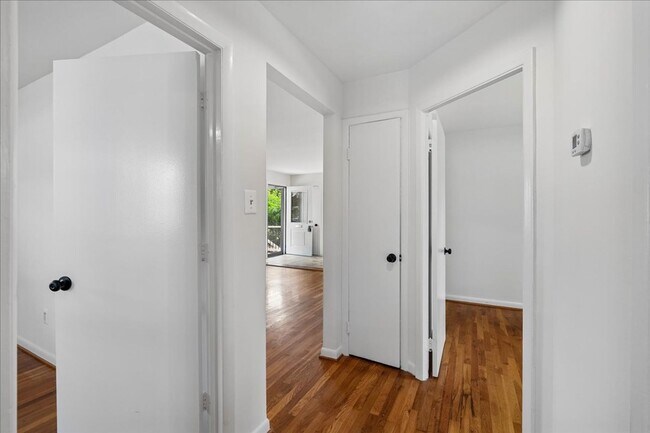 Building Photo - Remodeled in great location! 4 bedrooms 2 FB Walk to Metro