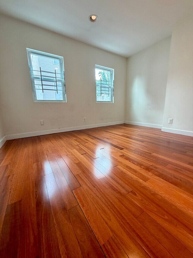 Building Photo - Stunning 3-Bedroom Home in Point Breeze! Available NOW!