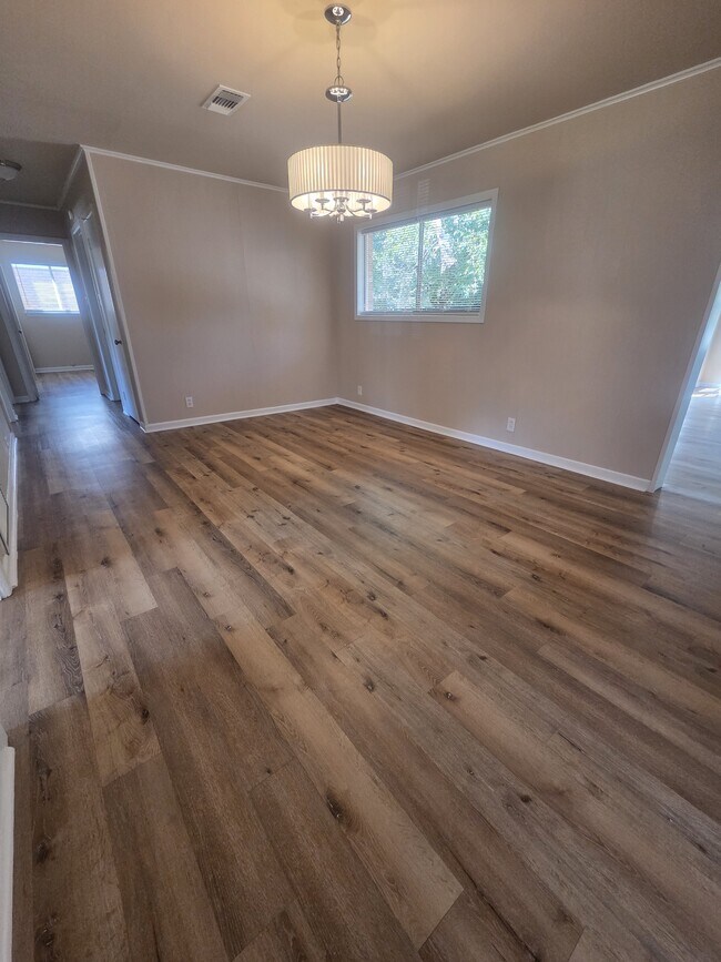 Building Photo - 3501 Robinhood Ln