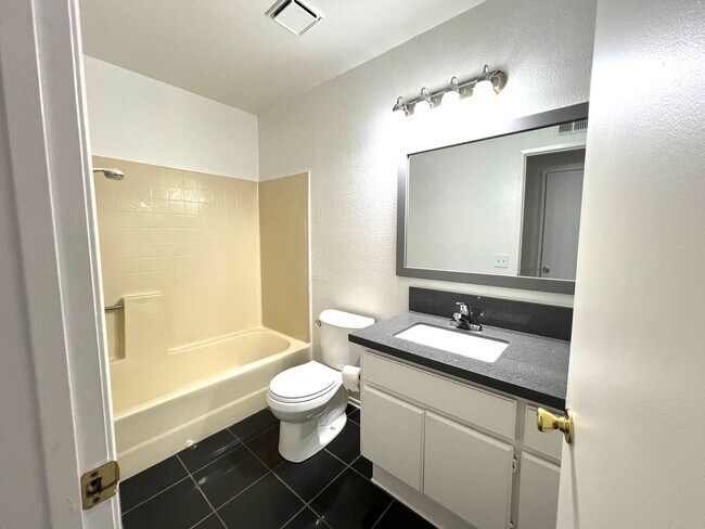 Building Photo - Charming Single story 3bed /2 bath newly renovated home