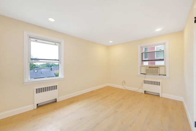 Building Photo - 114 E Edsall Ave