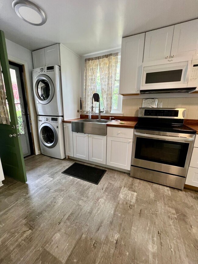Building Photo - Stunning Single Family Home in King of Pru...