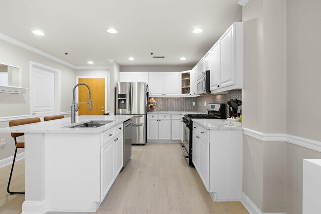 Building Photo - 812 Grand St