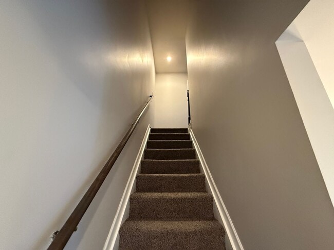 Building Photo - Beautiful Townhome in the steel creek area!