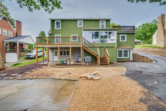 Building Photo - 4 Bedroom / 4 Bath Home for Rent! Kingspor...