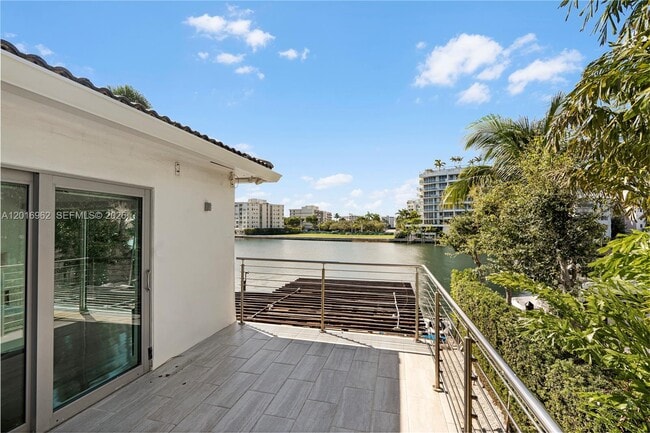 Building Photo - 9380 Bay Dr