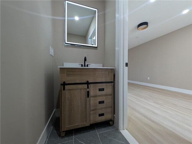 Building Photo - 56 Diamond St