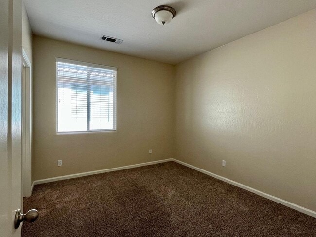 Building Photo - 4 Bedroom NW Fresno Home for Lease