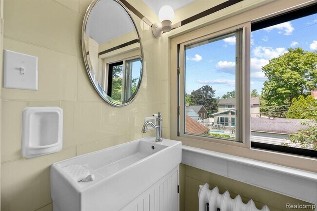 Building Photo - 1516 W Houstonia Ave