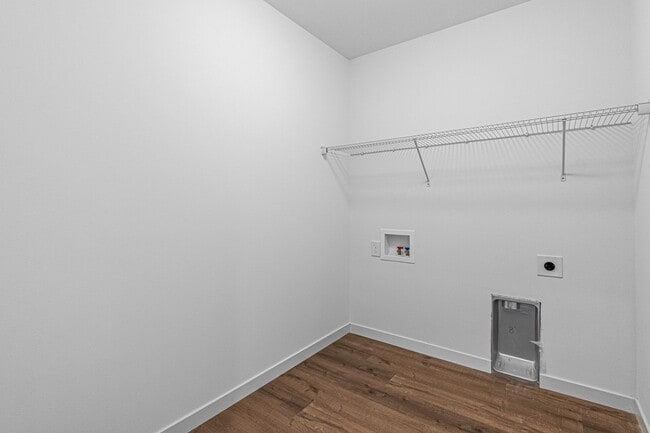 Building Photo - Spacious New Built, Great Location!