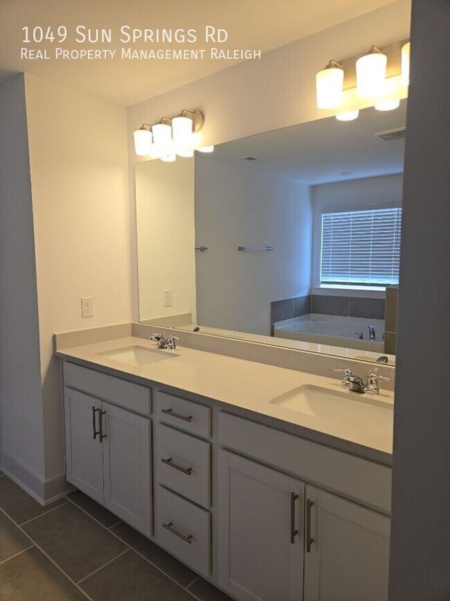 Building Photo - 1049 Sun Spgs Rd