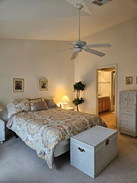 Primary bedroom - 5252 Sunny Beach Ln