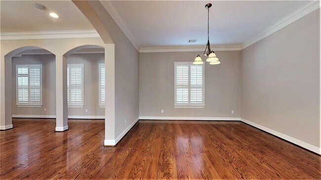 Building Photo - 607 Oakley St