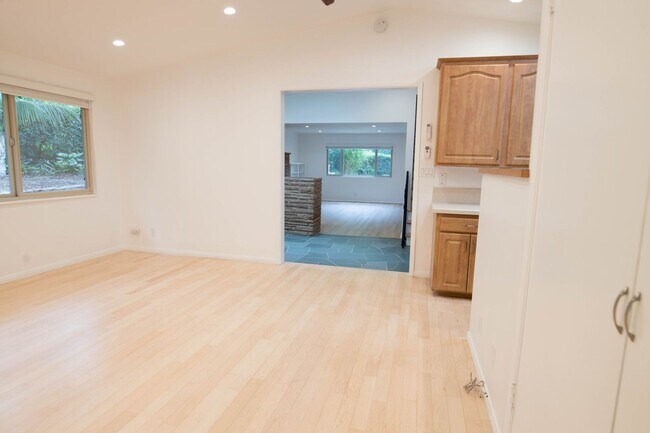 Building Photo - 3 Bedroom 2 Bathroom Home in Mission Canyon