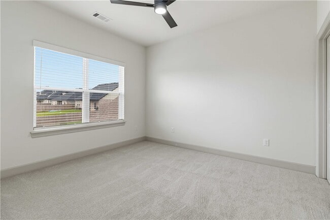 Building Photo - 910 Trestle Ln