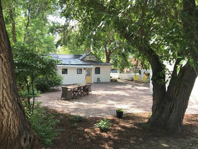 Building Photo - 420 N Pikes Peak Ave