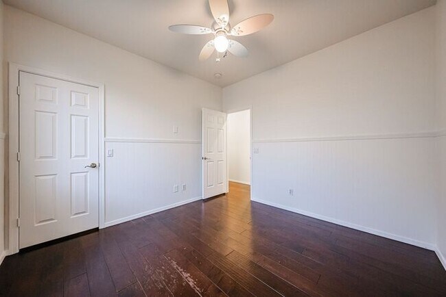Building Photo - Welcome to this stunning 3-bedroom, 2-bath...