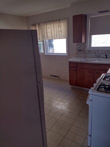 Kitchen - 5617 N Christiana Ave