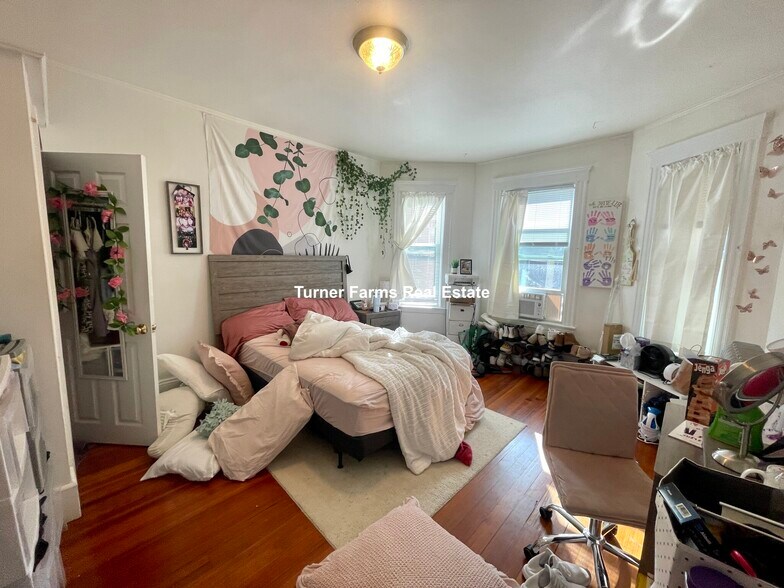 Building Photo - 162 Kelton St