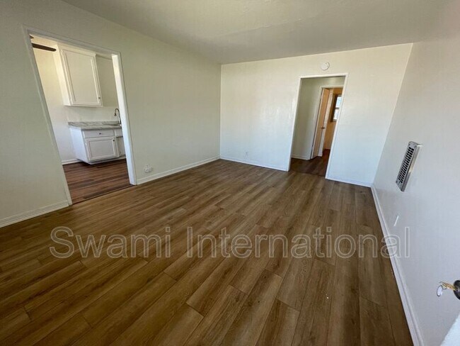 Building Photo - 2030 E Florence Ave