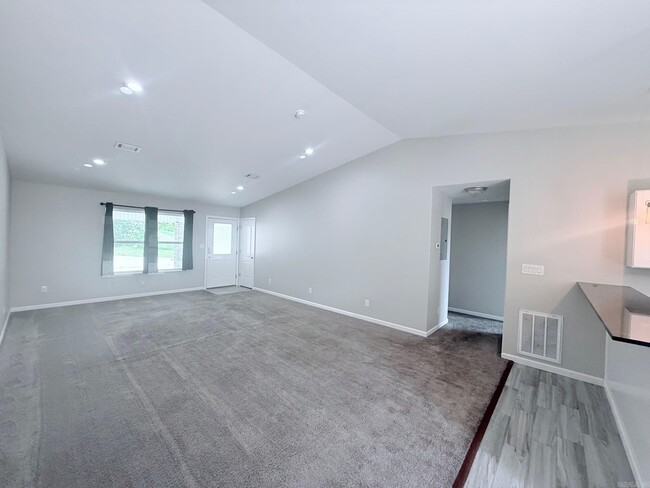 Building Photo - 180 Lakeland Dr