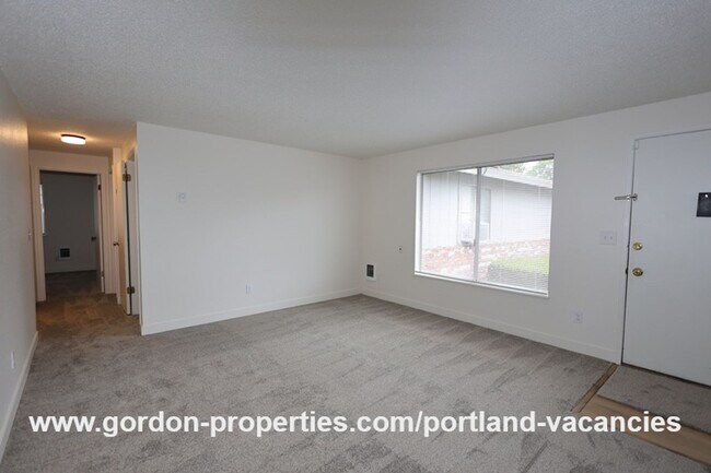 Building Photo - SE 15th Ave - remodeled 3 bedroom duplex w...
