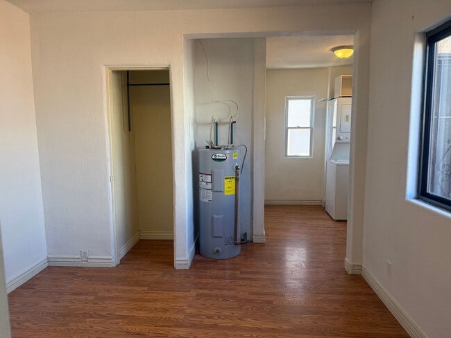 Building Photo - 206 Cornell Dr SE