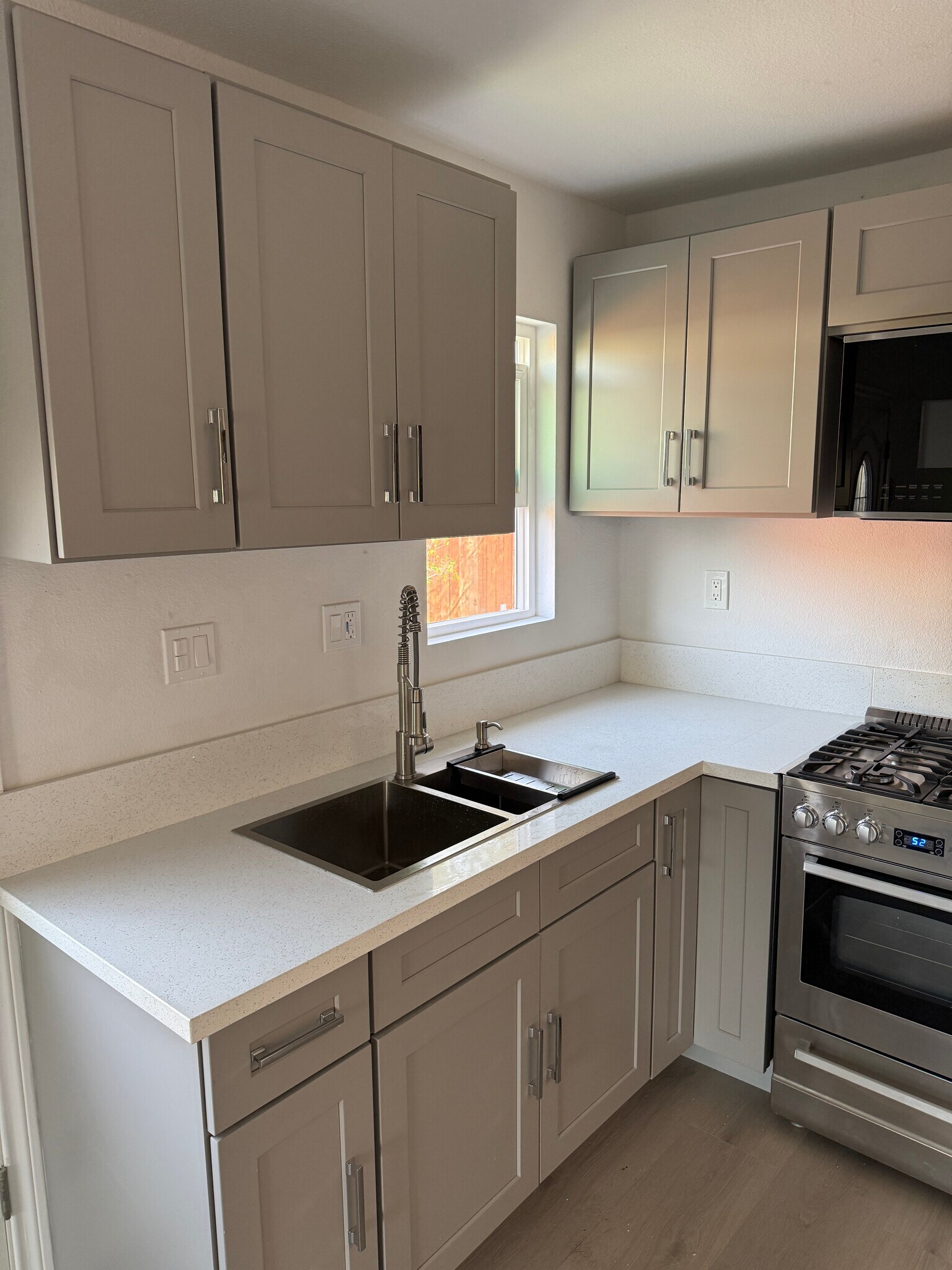 Building Photo - 631 N Brierwood Ave