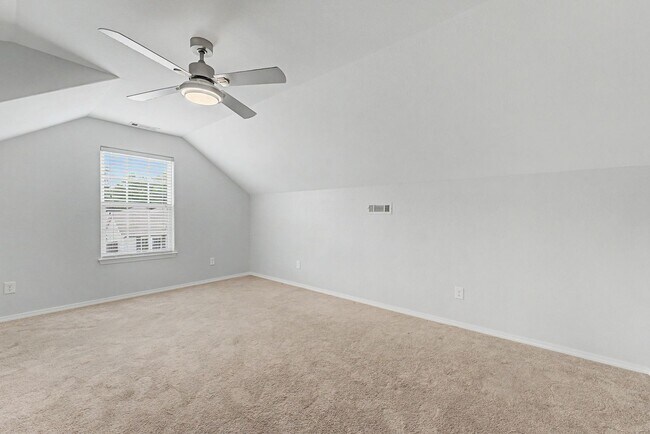 Building Photo - Beautiful 3 Bedroom Home with Hardwood, Tile & Spacious Kitchen