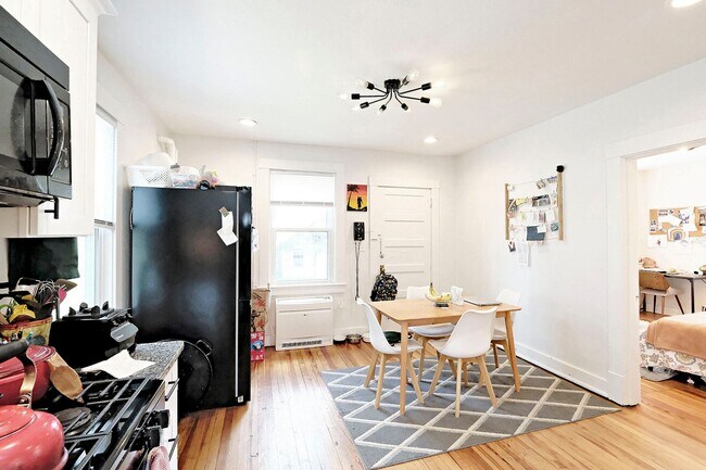 Building Photo - Charming & Updated Pet-Friendly Belmont Rental