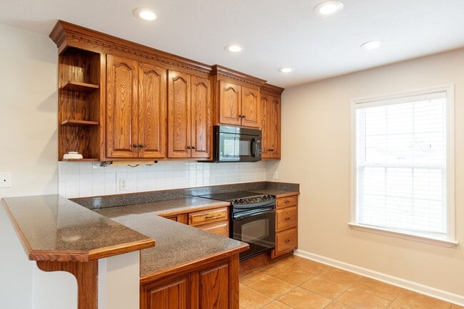 Building Photo - Luxurious 3 Bed/2 Bath Home with Modern Am...