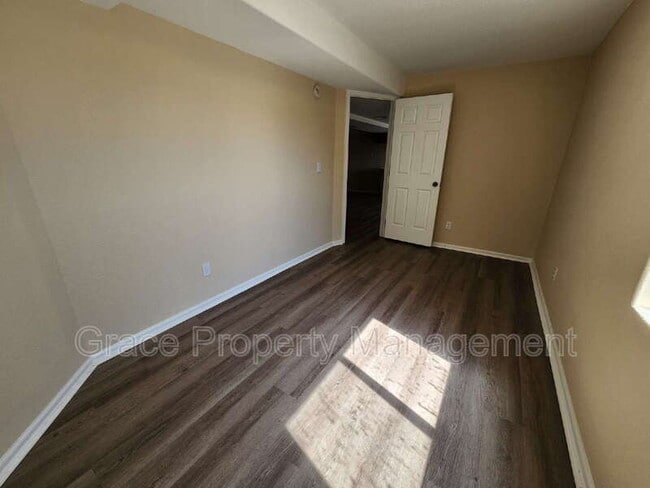 Building Photo - 553 Arbor Dr