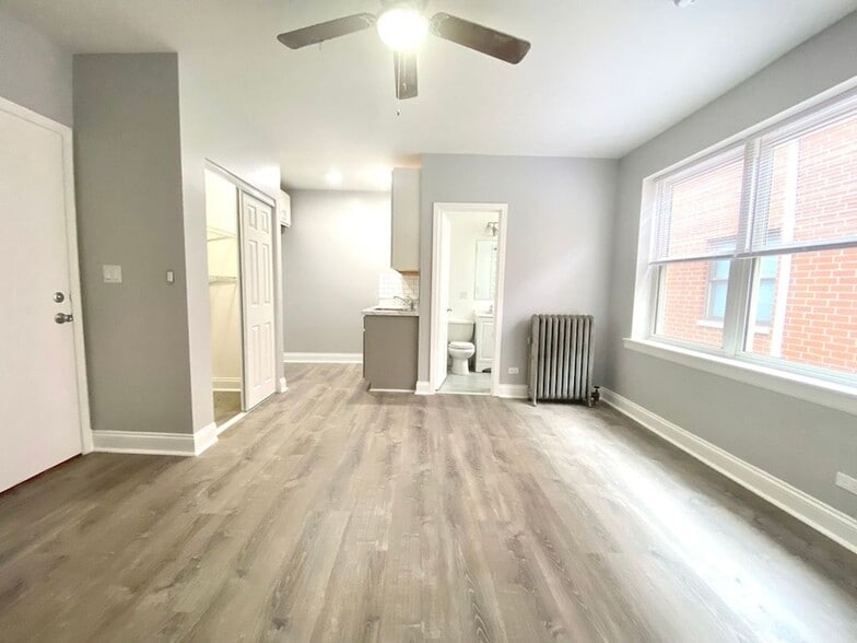 Building Photo - 4241 N Kenmore Ave