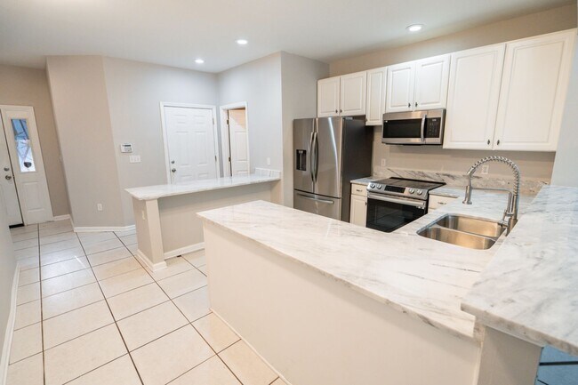 Building Photo - Beautiful 3 Bedroom 2 1/2 Bath Condo