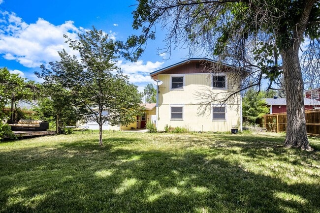 Building Photo - 329 Chinook Ave