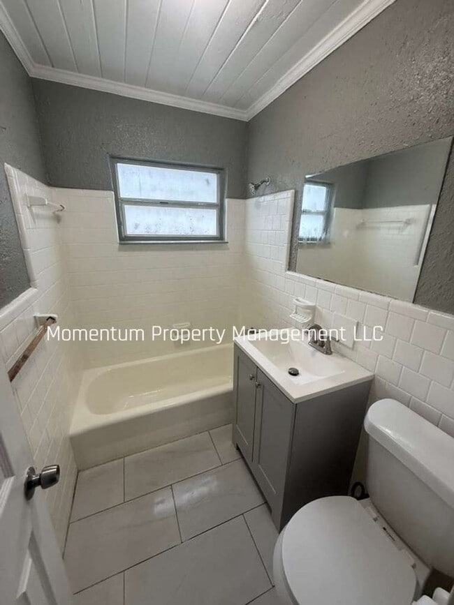 Building Photo - Cute 2/1 MOVE IN BY 5/8 GET JUNE’S RENT FREE !!!