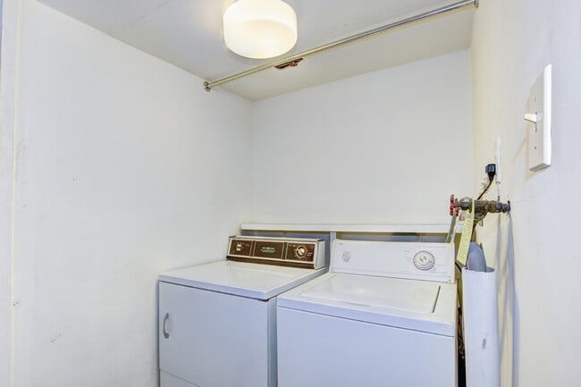 Building Photo - 1217 1/2 Independence Ave SE-