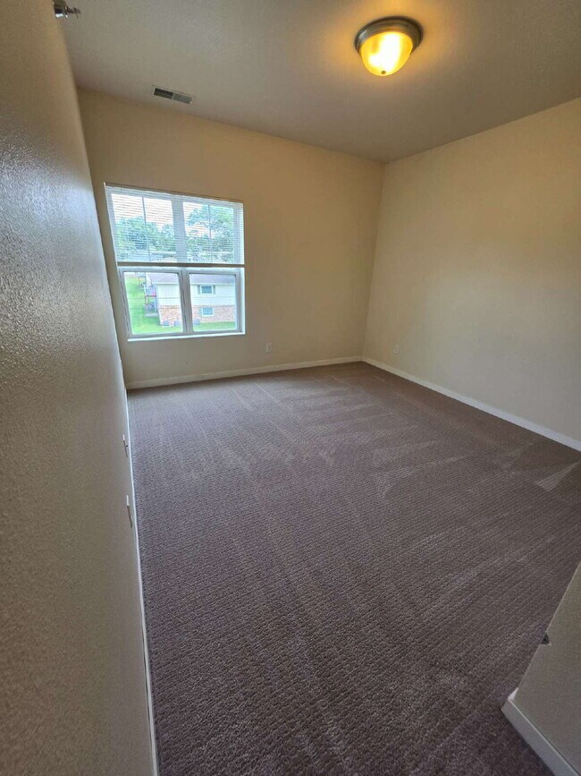 Building Photo - 2 Bedroom | 1 Bathroom 3rd Floor Apartment Available RIGHT NOW!