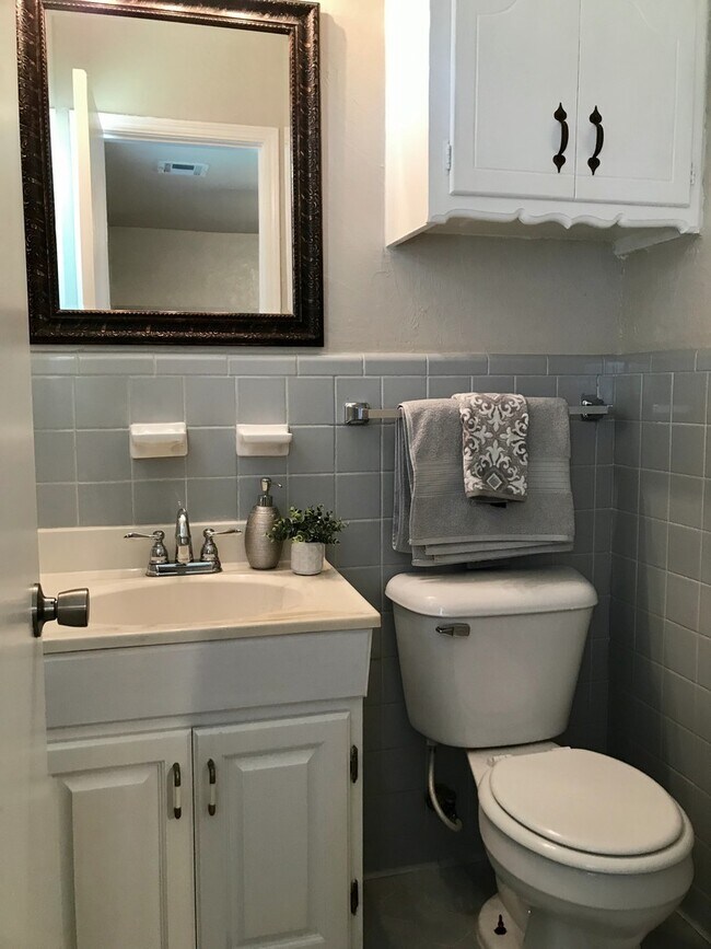Building Photo - Beautifully Updated Vintage Home!