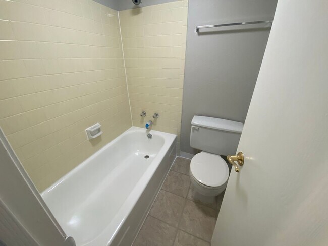 Building Photo - Large 2 bed 1 bath Top Floor Condo