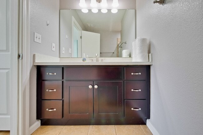 Building Photo - Beautiful 4 Bed 2.5 Bath Town Home in Fremont Northgate Area !