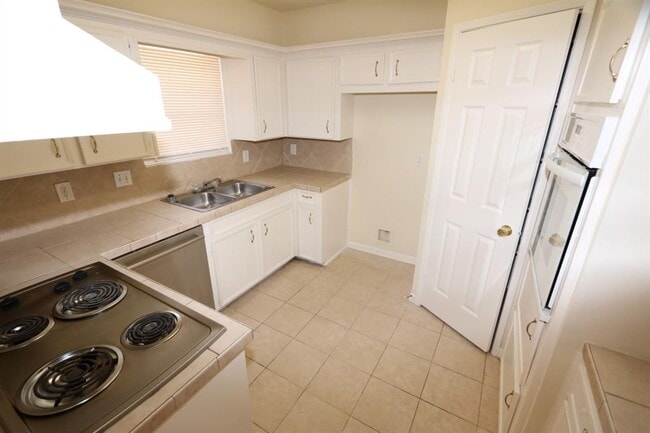 Building Photo - 9846 Sagepike Dr