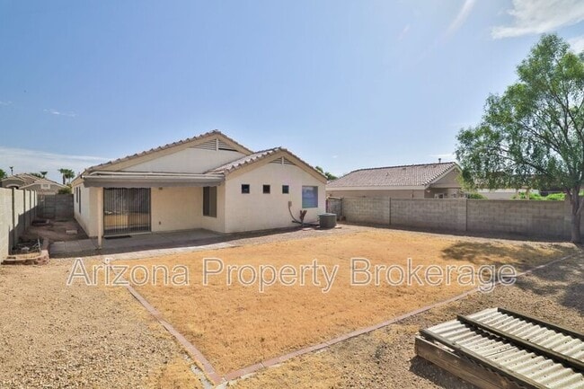 Building Photo - 1710 E Horseshoe Ave