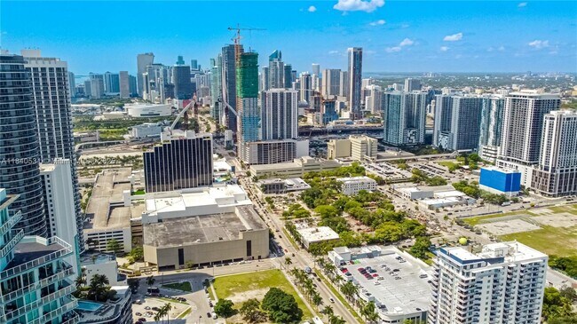 Building Photo - 1800 N Bayshore Dr