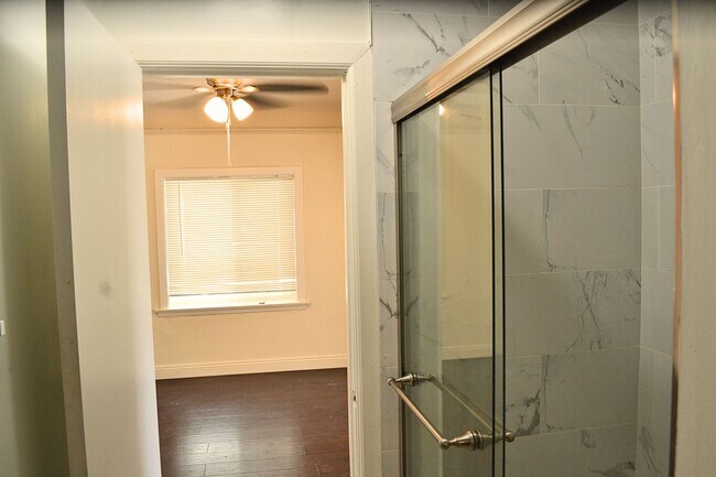 Building Photo - ??Newly Remodeled 2 Bed / 1 Bath Apartment...