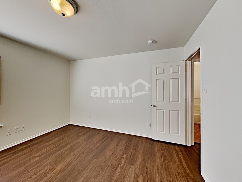 Building Photo - 742 Pinafore St
