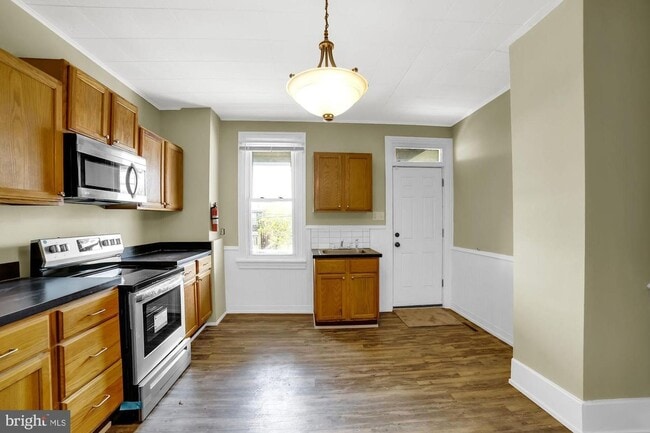 Building Photo - Coming Soon - Cozy 4 Bedroom, 1 Bath Home ...