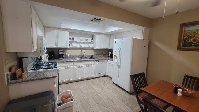 Building Photo - 5576 W Rochelle Ave.